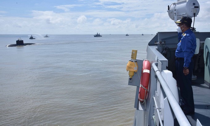 Hải quân Myanmar duyệt đội hình hôm 15/10. Ảnh: DSInfo.