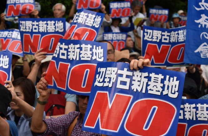Người dân Okinawa tuần hành phản đối căn cứ quân sự của Mỹ