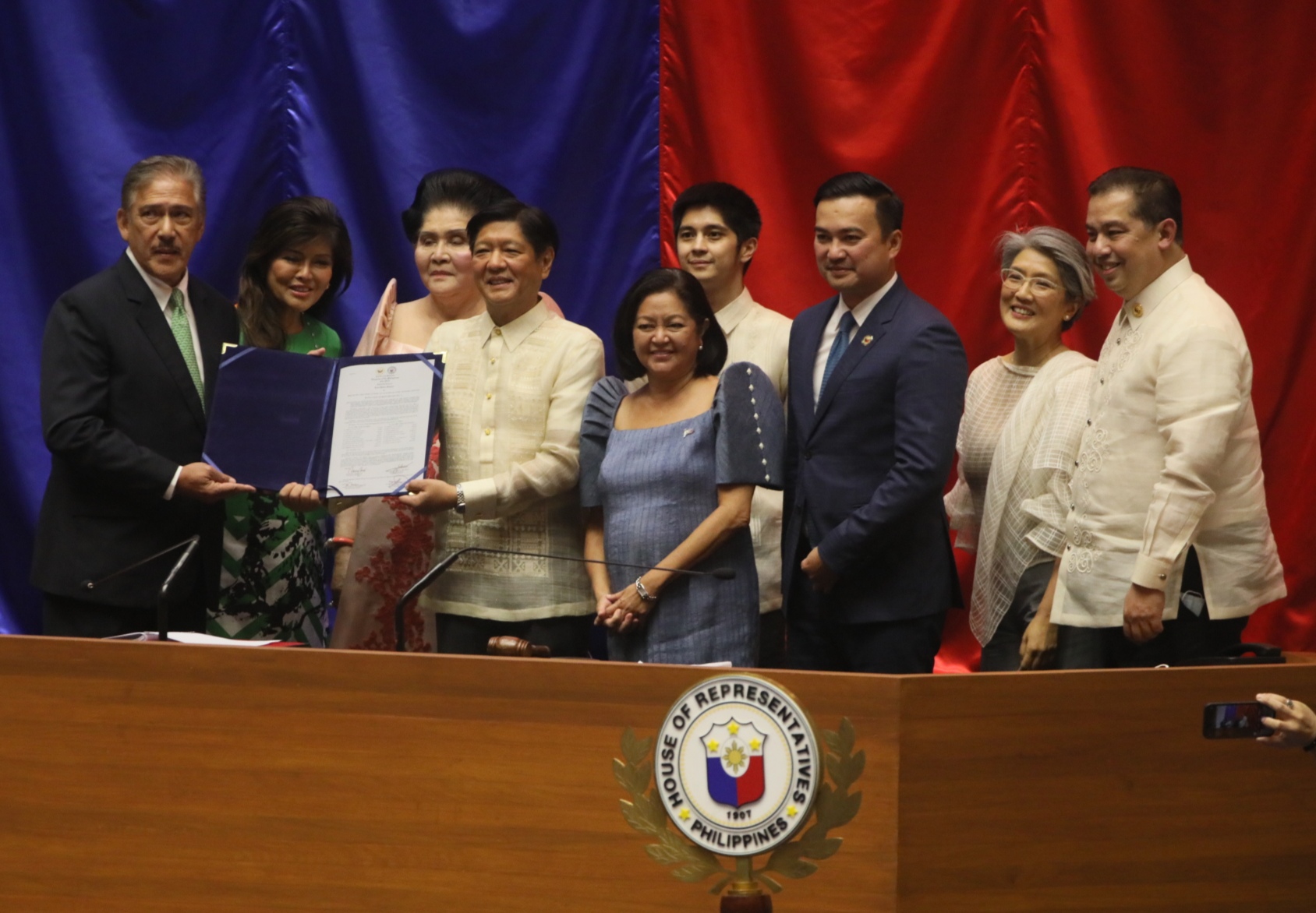 Marcos, Duterte tuyên bố chiến thắng sau cuộc kiểm phiếu của Quốc Hội Philippine