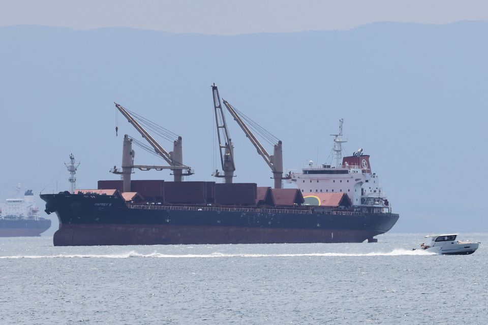 Ba tàu chở ngũ cốc rời Ukraine; Người đứng đầu NATO nói rằng Nga không thể thắng