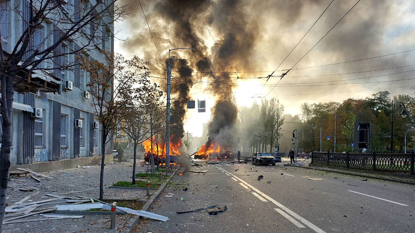 Nhiều thành phố của Ukraina hứng chịu tên lửa