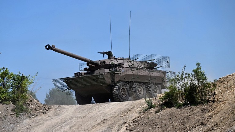 Pháp hứa tặng 'xe tăng hạng nhẹ' cũ cho Ukraine