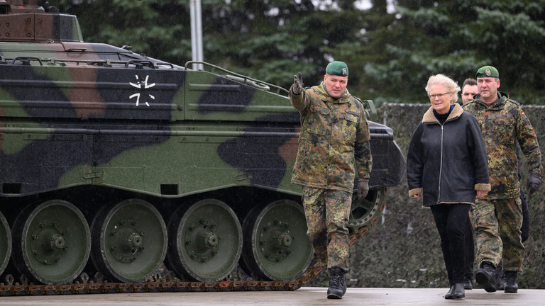 Đức bình luận về việc cung cấp xe tăng chiến đấu cho Ukraine