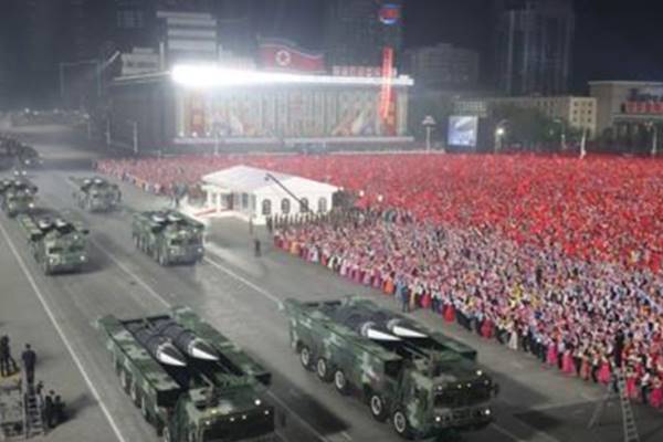 Triều Tiên trình diễn tên lửa Hwasong-17 tại lễ duyệt binh