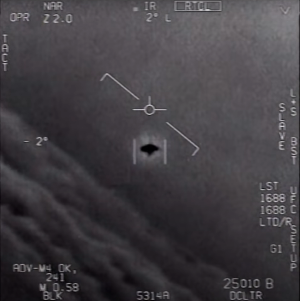 CỰU PHI CÔNG MỸ TIẾT LỘ PHÁT HIỆN UFO BAY GIỮA 2 MÁY BAY CHIẾN ĐẤU
