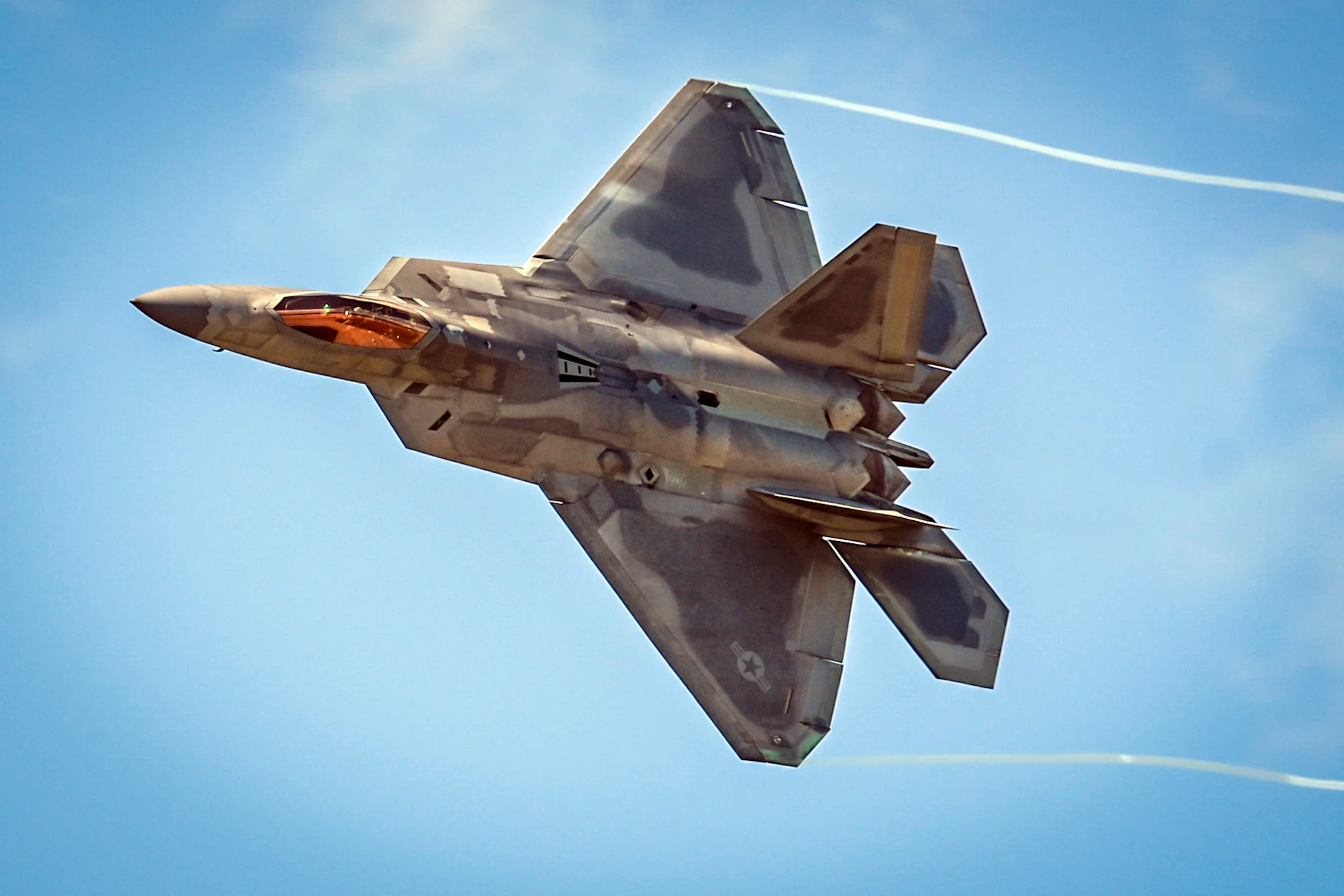 Trung Quốc đánh cắp công nghệ F-22 Raptor của Mỹ để phát triển máy bay chiến đấu tàng hình J-20