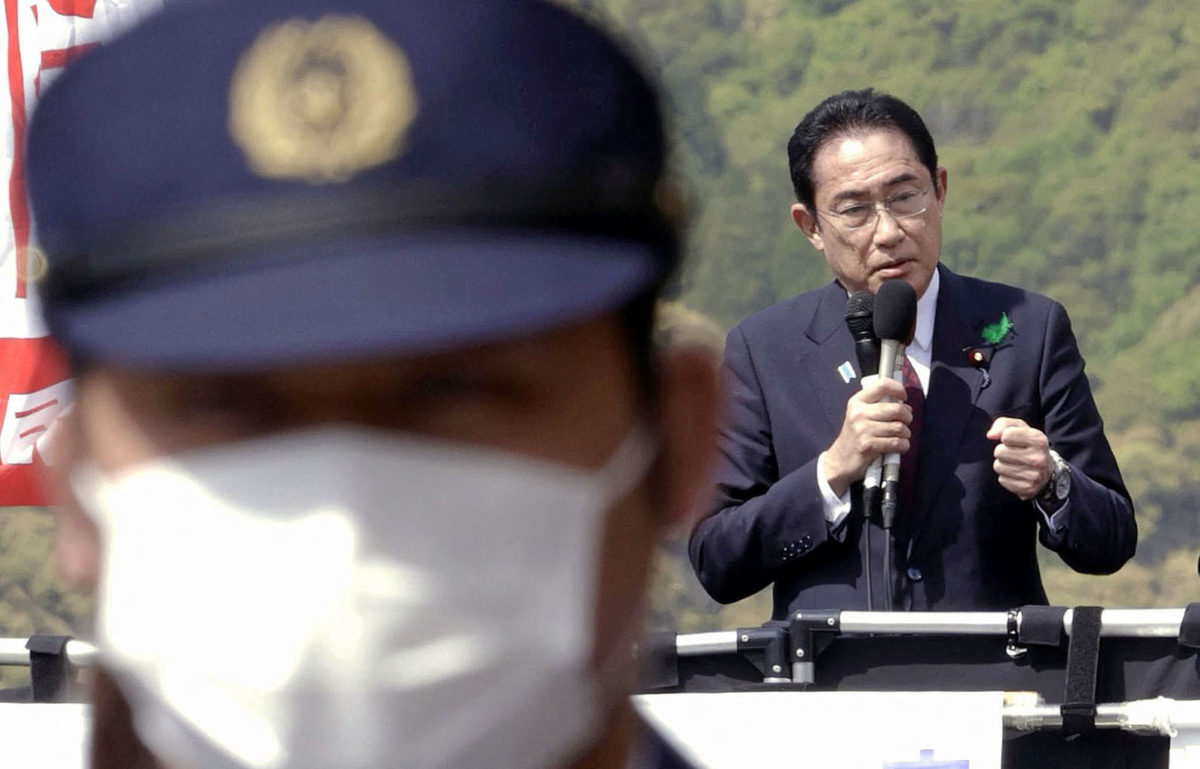 Vụ tấn công thủ tướng Nhật Bản đặt ra câu hỏi về an ninh cho các nhân vật của công chúng