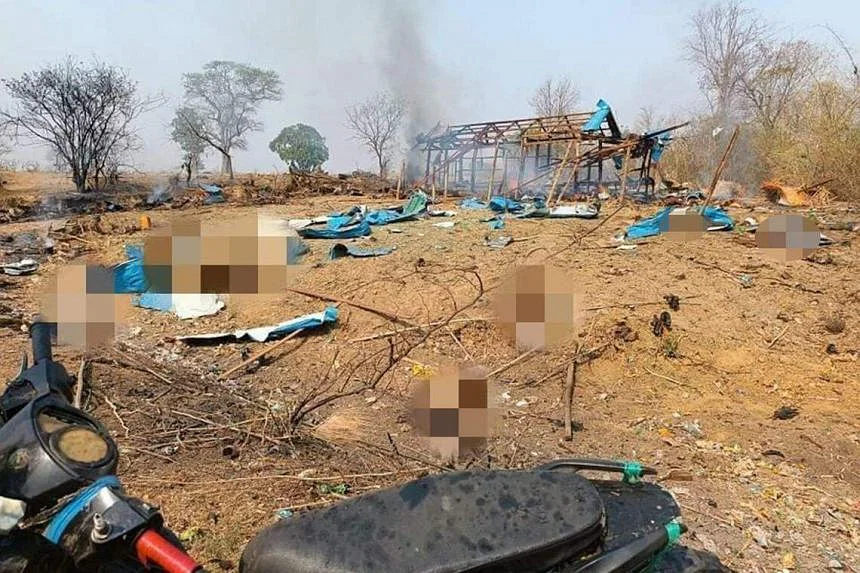 Chính quyền quân sự Myanmar cho biết quân đội đã thực hiện các cuộc không kích chết người khiến hàng chục người thiệt mạng