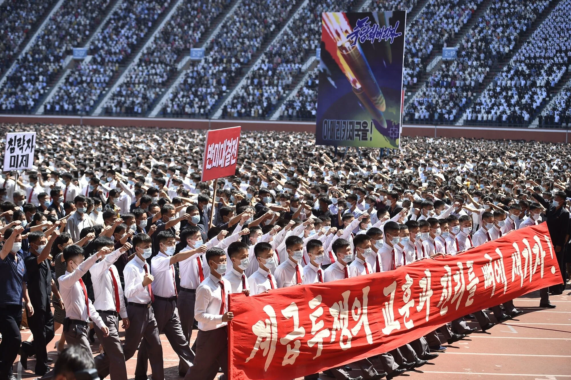 Triều Tiên tổ chức diễu hành lớn với khẩu hiệu 'tiêu diệt' Mỹ và thách thức Biden