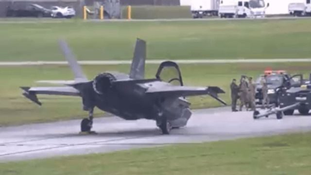 F-35 đâm trúng một con đại bàng, 300 bộ phận bị hư hỏng