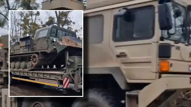 Xe tải MAN HX81 của Đức vận chuyển máy đào rãnh MDK-3 của Liên Xô