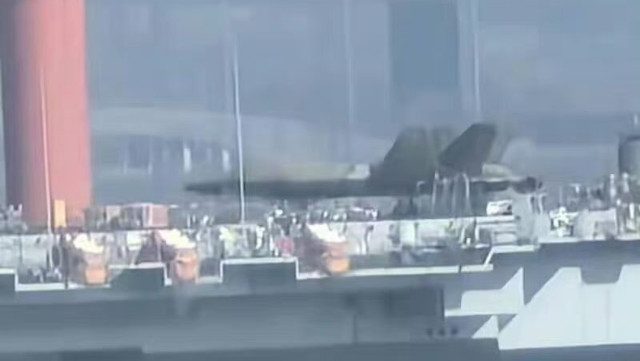 Chuyên gia phát hiện tiêm kích J-35 'giả' trên tàu sân bay Liêu Ninh của Trung Quốc