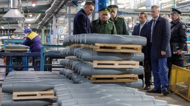 Mỗi ngày, Nga sản xuất 12.320 quả đạn pháo với giá 1.000 USD mỗi quả