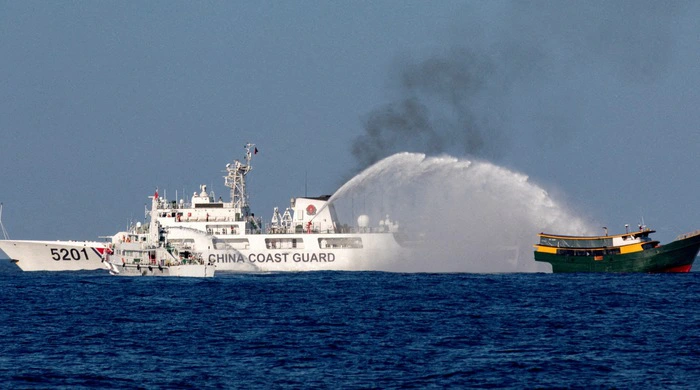 Trung Quốc cáo buộc lính Philippines 'chĩa súng vào tàu hải cảnh'